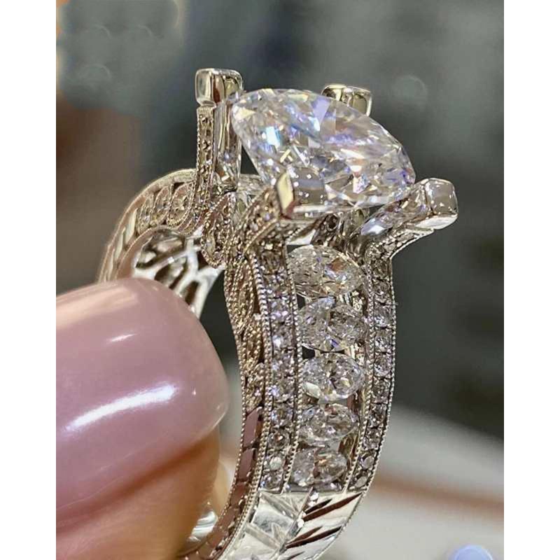 European and American Fashion Women's Engagement and Marriage Proposal Flash Diamond Ring, New Zircon Ring