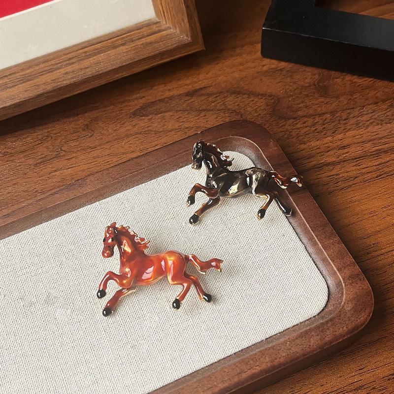 Изысканные броши в виде бегущей лошади со стразами для женщин и мужчин, эмалевые броши-булавки с животными в 4 цветах, украшения для вечеринки в год лошади, подарок