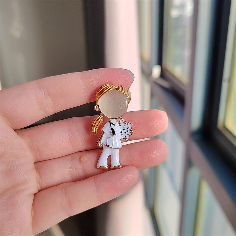 Детская креативная брошь с персонажем мультфильма, женская нишевая дизайнерская симпатичная булавка из сплава, противоослепляющая пряжка