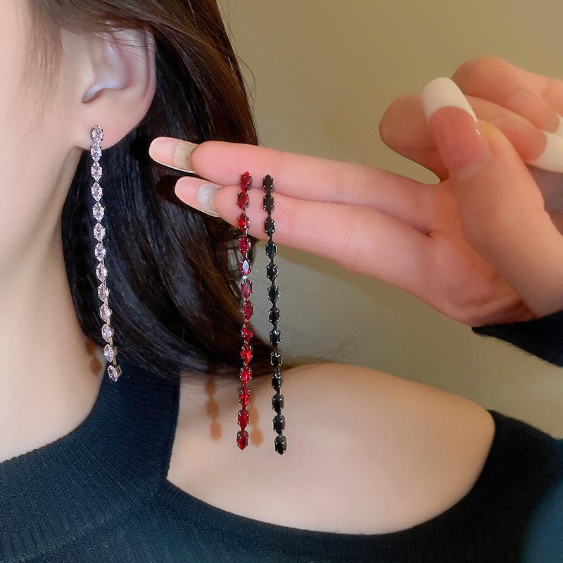 Серьги-гвоздики с кисточками из кубического циркония "Серебряная игла" - Элегантный и изысканный нишевый дизайн для женщин