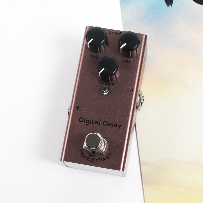 Компактная педаль эффектов для электрогитары: 10 эффектов, включая эквалайзер, дисторшн, овердрайв, фузз, хорус, симуляцию и задержку.