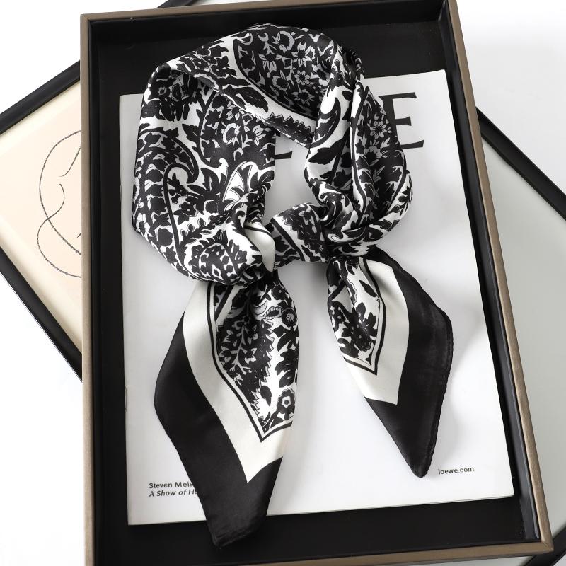 Luxury Brand Silk Satin Head Scarf For Women Animal Animal Kerchief Neck Scarfs 70cm Square Shawls and Wrpas Scarves For Ladies