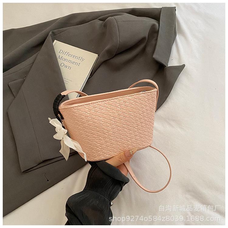 Fashion Woven Large-capacity Commuter Bucket Bag Women's 2025 New Korean Version Shoulder Bag Simple Solid Color Underarm Bag