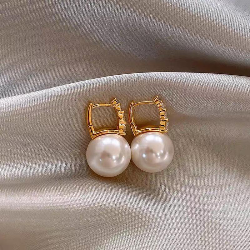 French Minimalist and Fashionable Pink Imitation Pearl Earrings