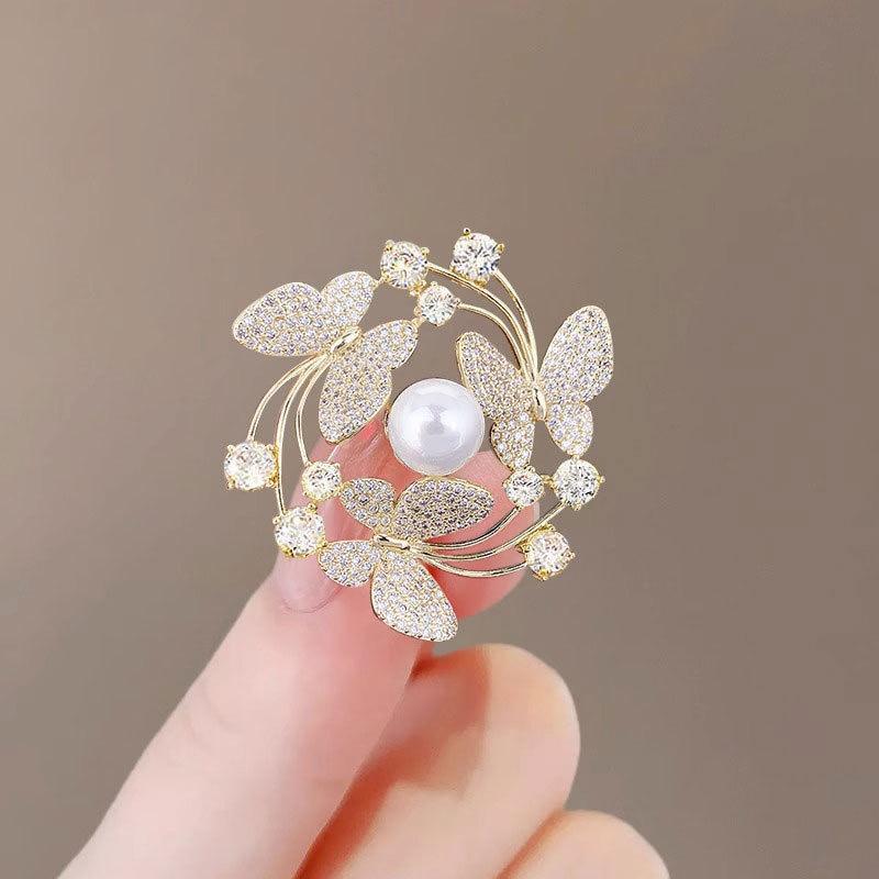 Elegant Wreath Flying Butterfly Brooches for Women Pearl Pins Female Coat Corsage Trendy Brooch Party Wedding Gift