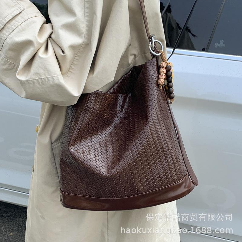 Ретро сумка большой вместимости для通勤, женская 2025 новая повседневная универсальная сумка на плечо, премиальная сумка-мессенджер, сумка-ведро