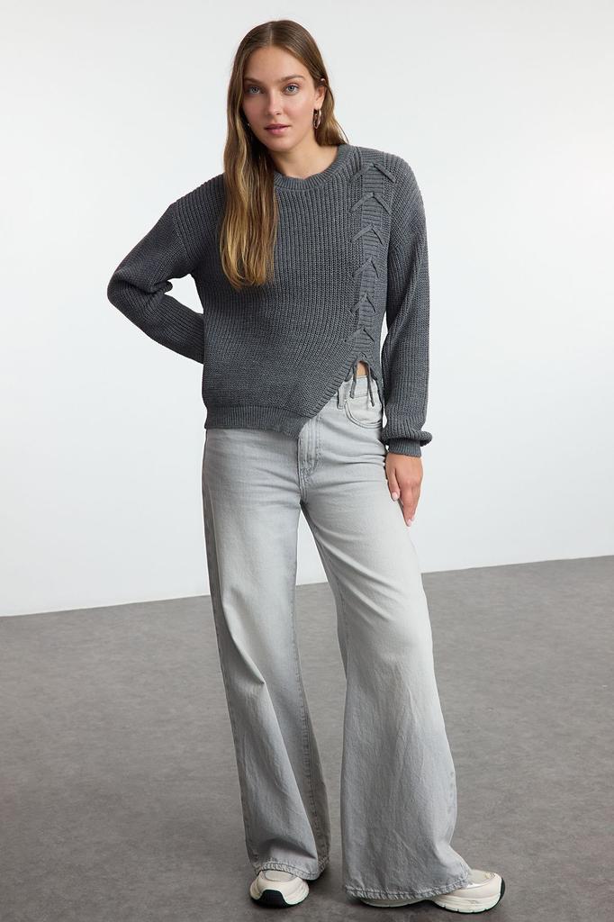 Женский модный стильный свитер бежевого цвета с кружевом и разрезом с круглым вырезом и детальным трикотажным свитером