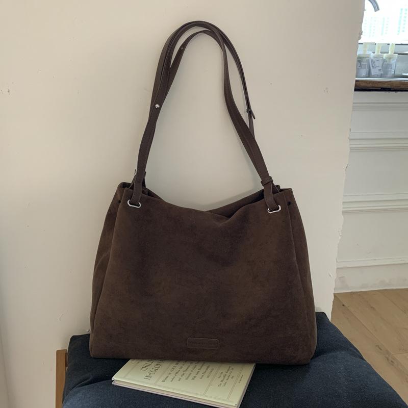 Вместительная ретро-сумка женская осенне-зимняя универсальная 2025 новая повседневная на плечо подмышку сумка-тоут для поездок на работу