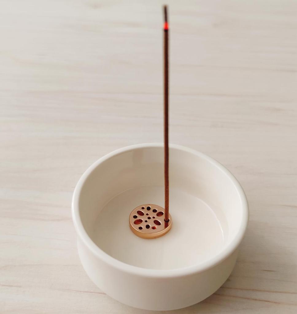 Stylish Ceramic Incense Burner with Metal Mesh, Katori Incense Stick Holder, Mini Cone Incense Set, Ideal for Buddhist Altars, Yoga, Reading, Pets,