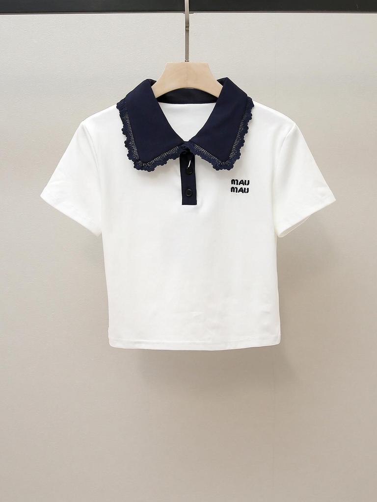 Элегантная французская футболка-поло с коротким рукавом и облегающего силуэта, с воротником Питер Пэн и колор-блоком в нежных тонах - Женская осенняя коллекция