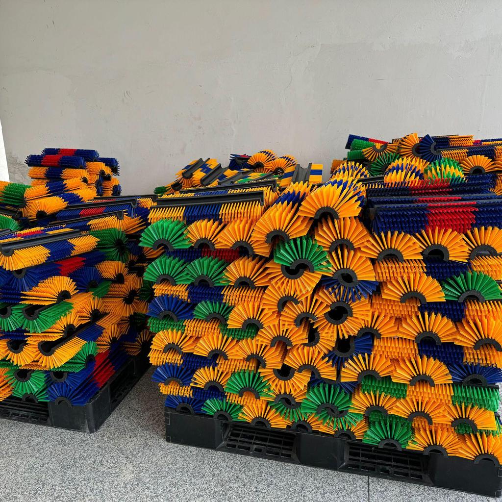 Массажная и чистящая щетка для скота (коровы и лошади)