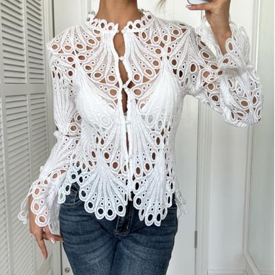 Это новый осенний стиль модной и сексуальной рубашки из кружева с вырезами, воротником-стойкой, рукавами-клеш и дышащего вязаного кружева.