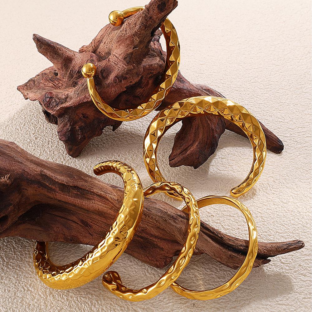 Европейский и американский модный браслет-манжета из нержавеющей стали с молотковым покрытием 18K золотом для женщин