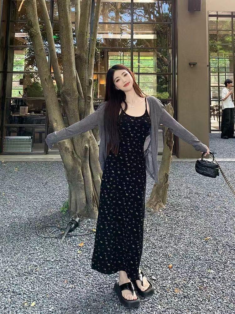 2025 Французский стиль Цветочный принт Приталенное Черное Летнее Платье с Регулируемыми Бретелями