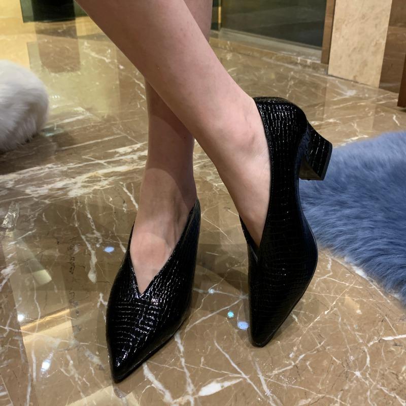Мода заостренный носок V-образный вырез лакированные ботильоны женские шпильки 2024 осень новые сапоги с рисунком змеиной кожи тонкие кожаные сапоги