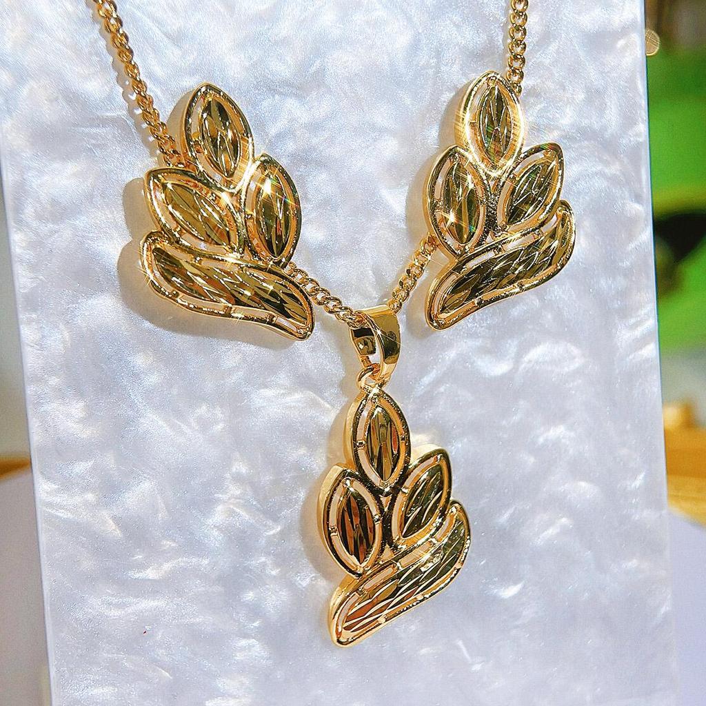 CMM 2PCS Retro Palace Jewelry Set Golden Leaf Shape Brushed Craft Clavicle Chain Pendant Necklace Earrings Women's Party Jewellery Accessories