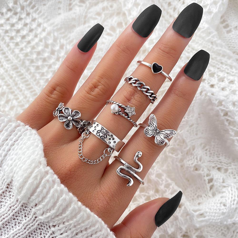 European and American-style fashion jewelry, suitable for work, with a light luxury aesthetic: butterfly chain, black resin ring, unique design,