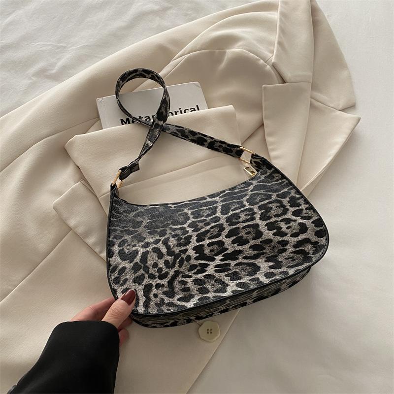 Сумка 2025 популярная новая модная на плечо подмышку модная с леопардовым принтом ручная женская сумка