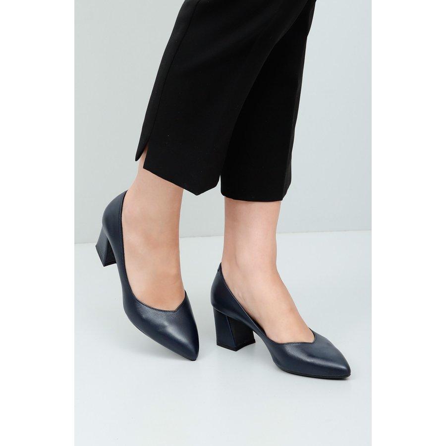 Женские кожаные классические туфли на каблуке