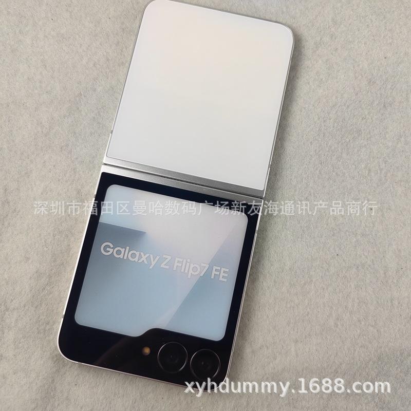 Samsung Galaxy Z Flip7 FE Мобильный Дисплейный Макет - Тест Модельной Машины
