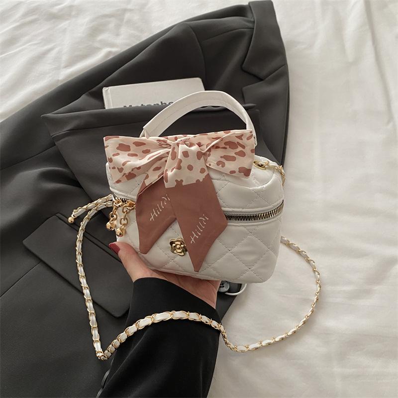 2025 New Spring Portable Small Bag Diamond Chain Bag Messenger Bag Mini Mini Small Bag Women