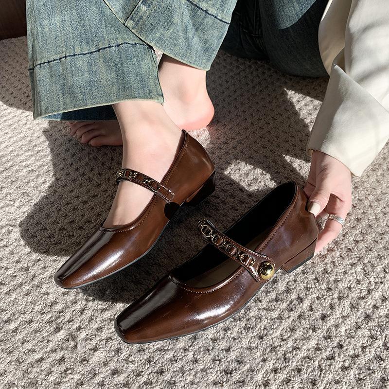 Французские туфли Мэри Джейн женские 2025 новые популярные весенне-летние с юбкой ремешок на одно слово низкий каблук одинарные туфли с открытым верхом маленькие кожаные туфли