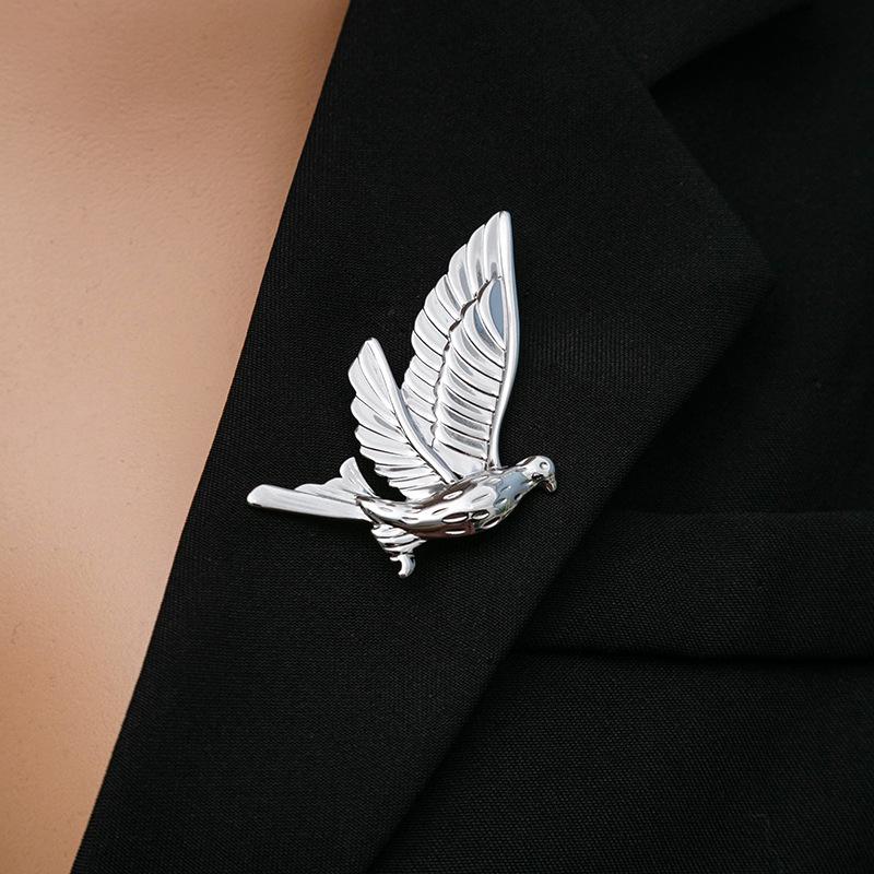 Stainless Steel Peace Dove Animal Brooches for Women Men Creative Classic Waterproof Clothing Brooches Party Jewelry Accessories