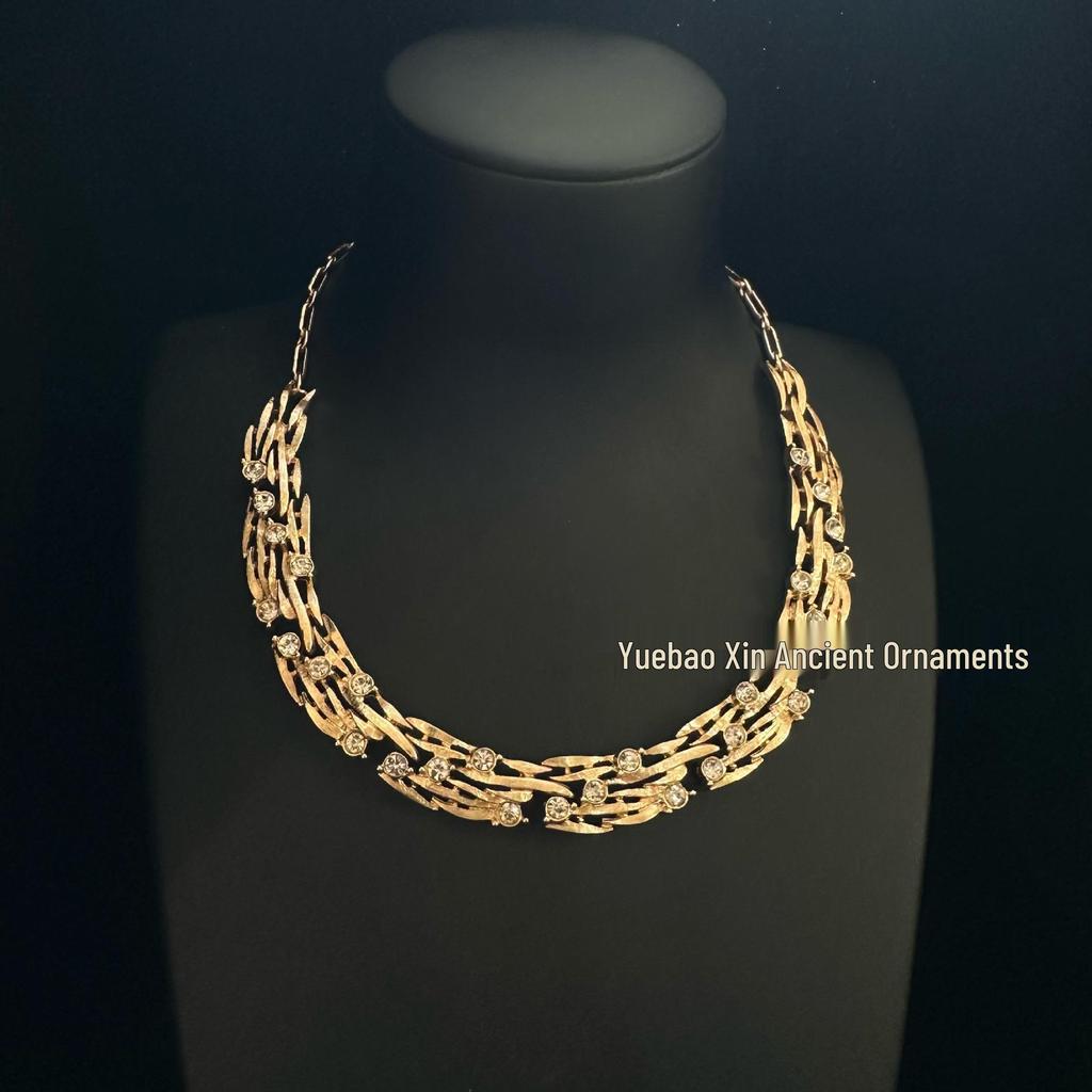 Винтажный набор: серьги-гвоздики и колье, plain gold, инкрустированные бриллиантами, из серебра 925 пробы для женщин