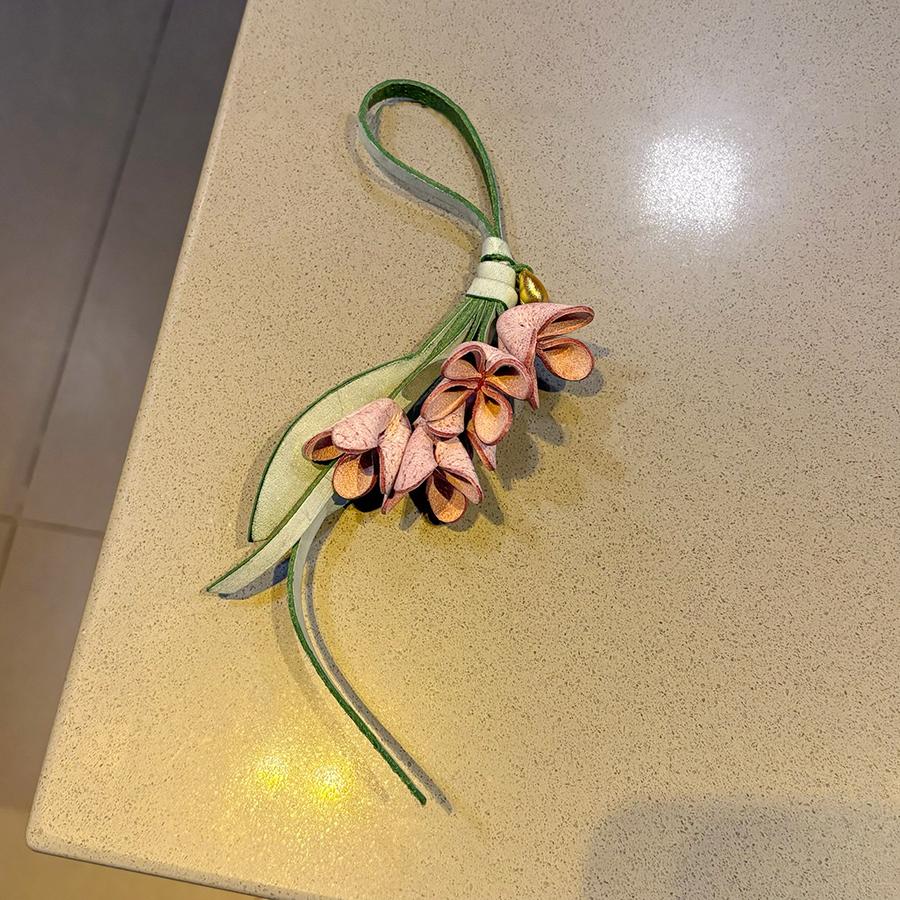 Шарм для сумки в форме цветка из натуральной кожи, шнурок из коровьей кожи, женский кулон для сумки-тюльпана, брелок для ключей автомобиля, аксессуары с ручным плетением