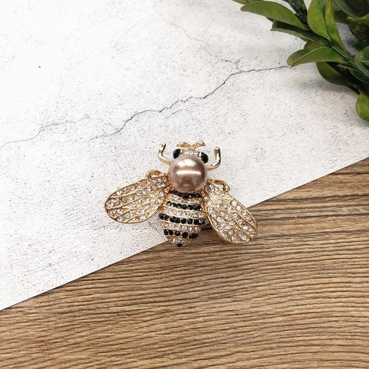 Forest Retro Fairy Tale Versatile Brooch Bee Pearl Temperament Brooch Pin Coat with Accessories