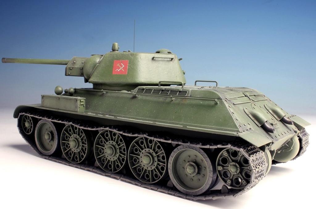 Platz Girls Panzer Movie Pravda High School Plastic Model 1/35 & T-34/76 GP-28