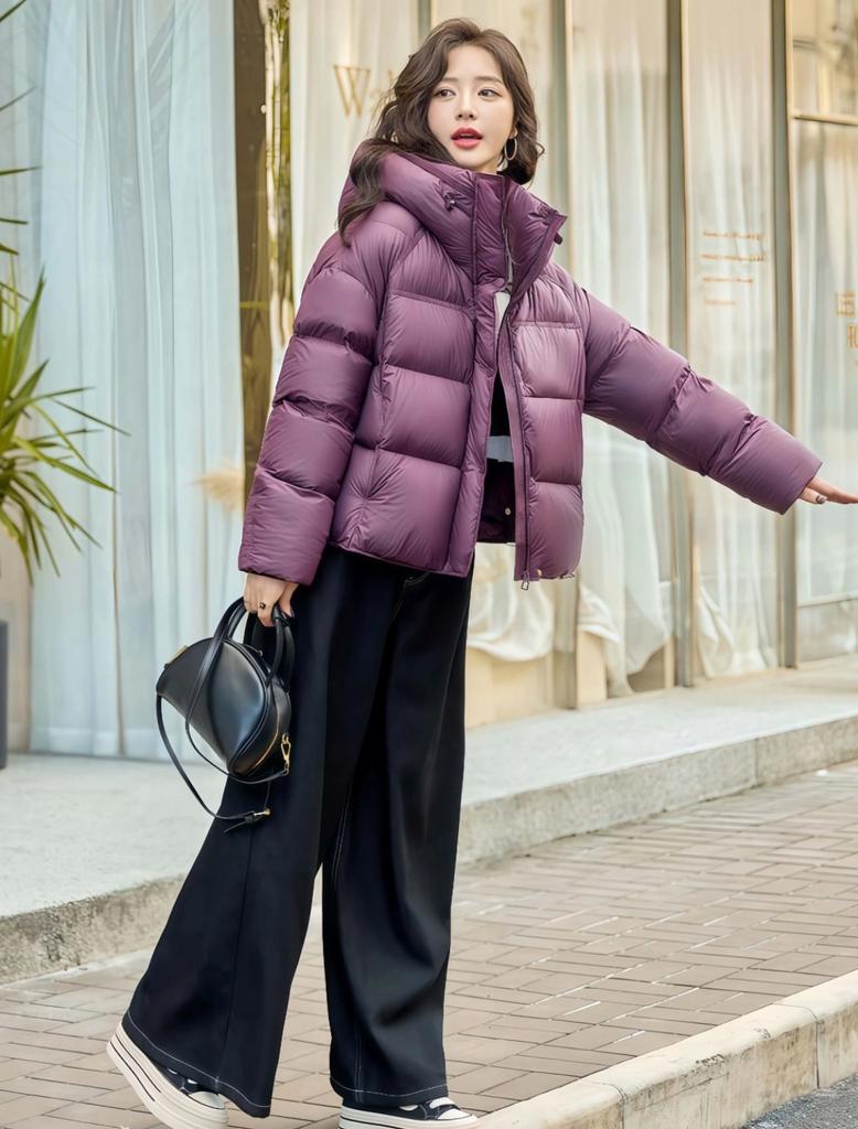 Короткая толстая теплая куртка-пуховик свободного кроя с капюшоном