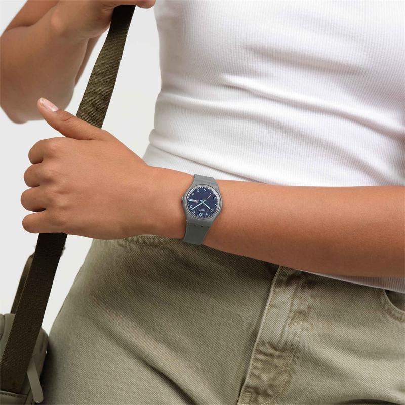 Swatch Серия Essentials Кварцевый механизм Водонепроницаемость 30 метров Повседневные модные часы 34 мм Синий циферблат Корпус из биоисточника Силиконовый ремешок SO28M701