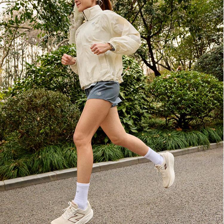 New Balance Куртки и Пальто Женские Кремовый AWJ51553-LIN