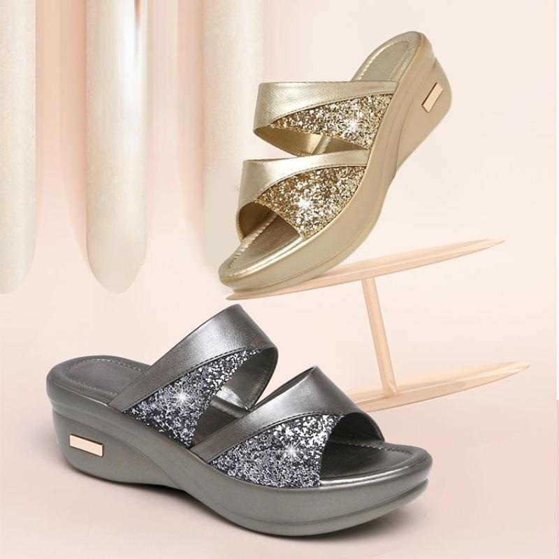 Новые женские летние тапочки, женская блестящая обувь на танкетке из искусственной кожи, женские повседневные сандалии с открытой пяткой, удобная женская обувь на платформе