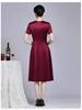 Элегантное ацетатное платье на осень 2025 года для свекрови: Стильное вечернее платье с широкой оборкой