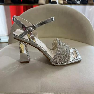 Мода 2024 года. Последняя мода. Персонализированный дизайн. Украшенные стразами туфли на высоком каблуке с открытым носком. Сумка для банкетной женской обуви.