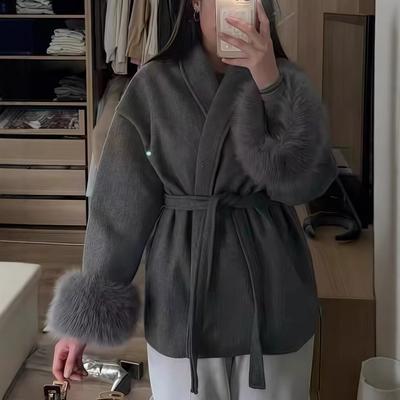 Женский короткий тренч с глубоким V-образным вырезом, поясом для завязывания и серыми пушистыми помпонами на манжетах, элегантный повседневный стиль