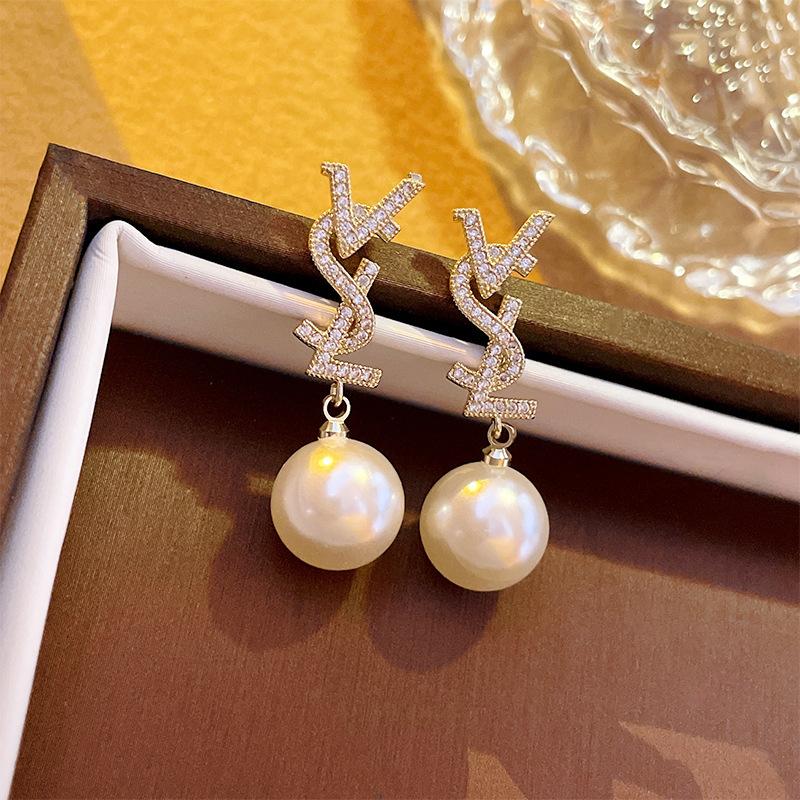 Silver needle light luxury Spice Girl pearl stud earrings temperament retro super flash earrings women's fashion high sense personalized earrings
