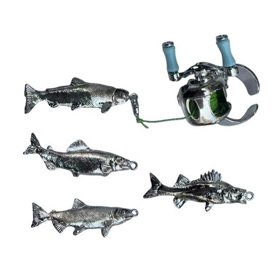 Миниатюрный кулон в виде рыболовной катушки с вращающейся ручкой и съемным направляющим для лески. Многофункциональный рыболовный аксессуар. Брелок для ключей или рюкзака.