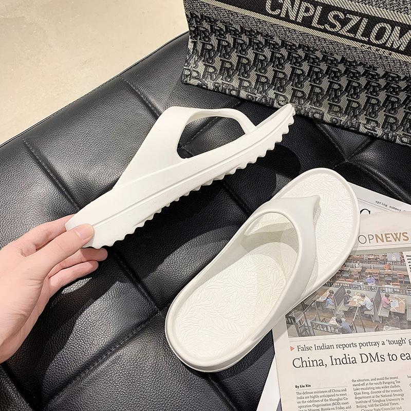 New Type of Herringbone Slippers for Women in 2026 Summer Thick Sole Couple Soft Sole Wearing Sandwich Slippers Outside Zapatos