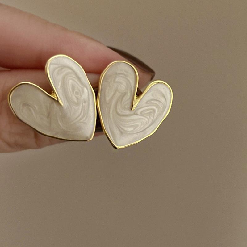 Серьги-кисточки 'Белое сердце' из серебряных нитей: Роскошные, Универсальные и Стильные Серьги-пусеты для Женщин.