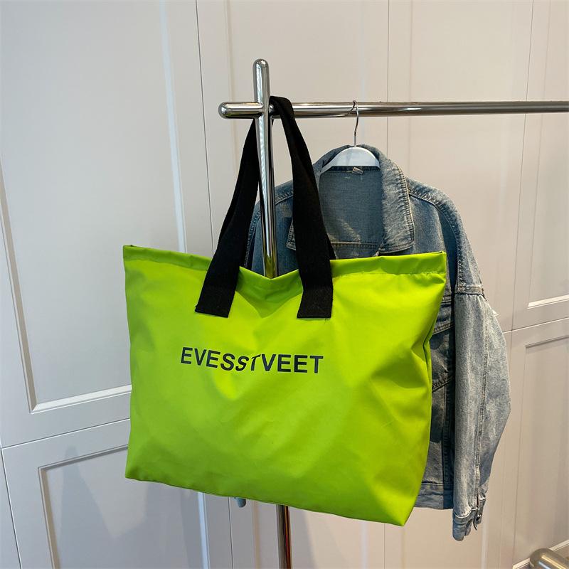 Модная и яркая цветовая командировка на короткие расстояния, магазины большой емкости, йога, фитнес, камера хранения багажа, дорожная сумка.