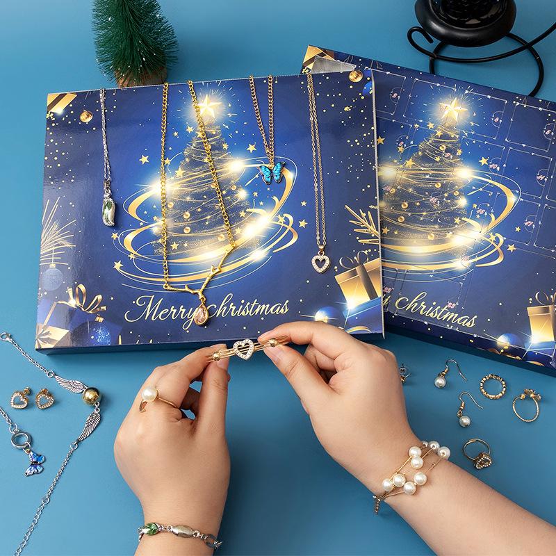 Рождественские украшения Адвент-календарь: Серьги-пусеты и ожерелье в подарочной коробке-сюрпризе