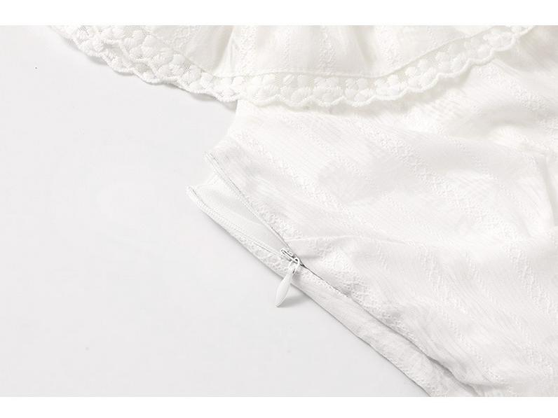 Элегантное белое платье с короткими рукавами: Красивое приталенное мини-платье в стиле «старые деньги», идеально подходящее для моментов первой любви.