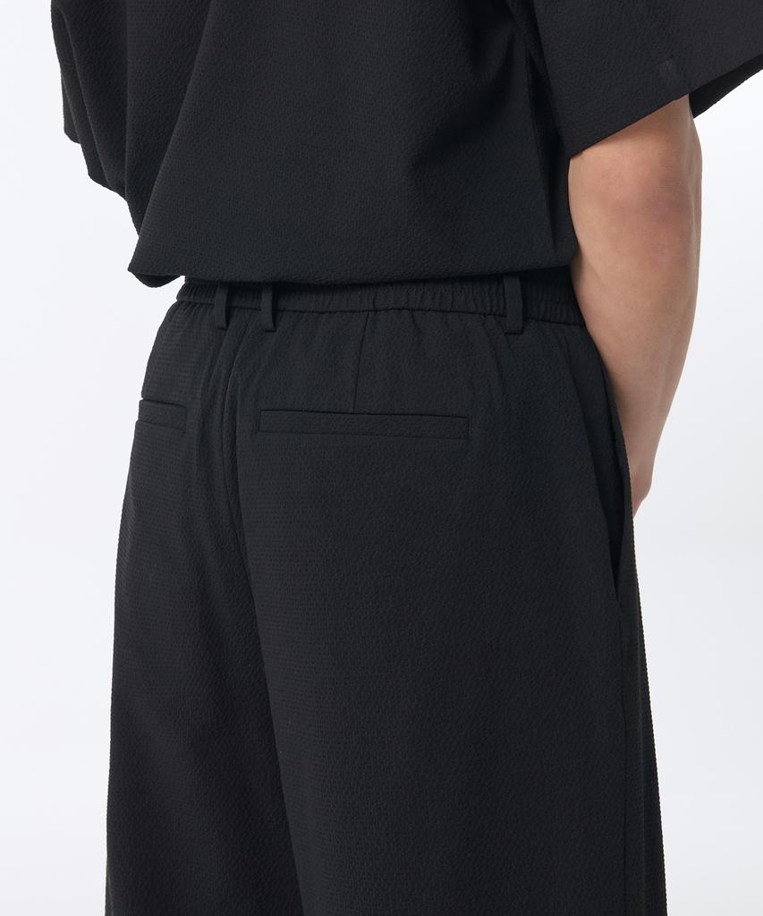 MUSINSA STANDARD Seersucker One-Pleat Wide Elastic Shorts [Black]
