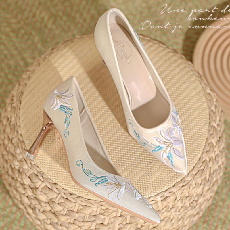 Модные осенние новые туфли на тонком каблуке, женские модные туфли с заостренным носком, с вышитой поверхностью, на высоком каблуке