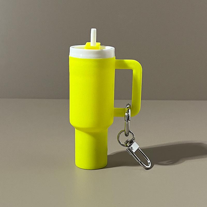 Брелок в виде кубка Ледяного Короля: Универсальный кулон Stanley для помады или крепления к рюкзаку