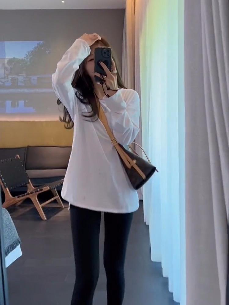 Женская футболка с длинным рукавом из плотного хлопка, на подкладке из матового вельвета, средней длины, закрывающая бедра, белая — идеально подходит для осени и зимы.