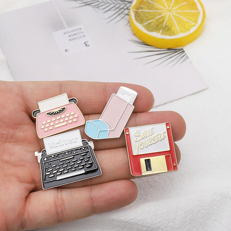 USB-флешка Виниловая пластинка Типографская машинка Эмалевый значок Брошь Мультяшный Женщины Мужчины Джинсовые куртки Значки на лацкан Рюкзак Значки Дети Мода